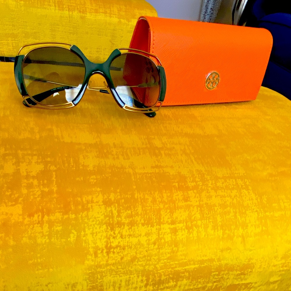 Tory Burch Sunglasses barely used. Case and glasses like new. No scratches.